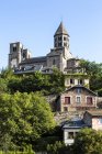France, Auvergne, Saint-Nectaire avec église pendant la journée — Photo de stock