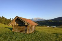 Germany, Bavaria, Upper Bavaria, Werdenfelser Land, Kruen, Barn at Geroldsee lake during daytime — Stock Photo