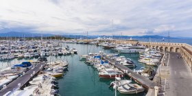 Francia, Costa Azul, Antibes, puerto deportivo y barcos amarrados durante el día - foto de stock