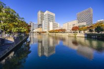 Giappone, Osaka, distretto di Nakanoshima, grattacieli sull'acqua — Foto stock