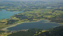 Germania, Baviera, Svevia, East Allgaeu, Vista sul lago Bannwaldsee — Foto stock