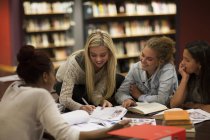 Gruppo di studentesse che imparano in una biblioteca — Foto stock