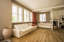 Ampio soggiorno con pavimento in legno — Foto stock