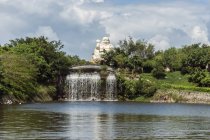 Статуя Будды и водопада — стоковое фото