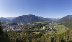 Austria, Alta Austria, Salzkammergut, Veduta di Bad Ischl, Katrin montagna nel mezzo e ischl fiume a destra — Foto stock