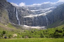 Франція, Верхні-Піренеях, національному парку Піренеї подання для Cirque de Гаварні з водоспади — стокове фото