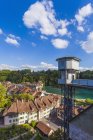 Suisse, Berne, vieille ville, rivière Aare et ascenseur à la plate-forme minster — Photo de stock