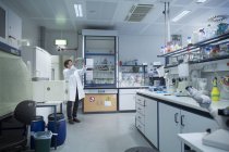Intérieur d'un laboratoire de biologie — Photo de stock