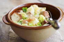 Stufato vegetariano con verza, pastinache, patate, mele e salsiccia vegana di tofu — Foto stock