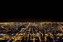 США, Иллинойс, Чикаго, вид на освещенный город ночью — стоковое фото