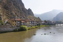 Turquia, Região do Mar Negro, Amasya, casas otomanas no rio Yesilirmak durante o dia — Fotografia de Stock