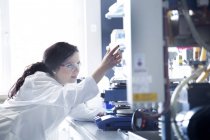 Female scientist working in a biochemistry laboratory — Stock Photo