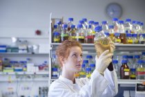 Chercheuse en sciences naturelles travaillant dans un laboratoire de biochimie — Photo de stock