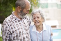 Felice coppia anziana in un villaggio di pensionamento — Foto stock