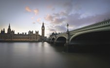 UK, London, Big Ben and Houses of Parliament at River Thames — Stock Photo