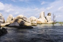 Indonesia, Isole Riau, Bintan, Isola di Nikoi, Blocchi di granito lavati — Foto stock