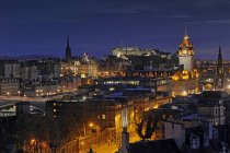 Royaume-Uni, Écosse, Édimbourg, vue sur la ville avec le château d'Édimbourg illuminé la nuit — Photo de stock