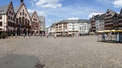 Alemania, Hesse, Frankfurt, Roemerberg con Ayuntamiento histórico y Fuente de Justicia - foto de stock