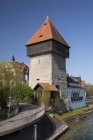 Alemania, Baden-Wuerttemberg, Constanza, Torre Rheintor, Lago de Constanza y vista del antiguo edificio - foto de stock