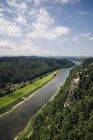 Alemanha, Saxônia, Saxônia Suíça, formações de arenito no rio Elba durante o dia — Fotografia de Stock
