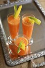 Три склянки морква помаранчевий Манго льстец на металевих лотків — стокове фото