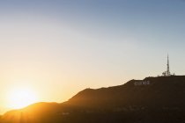USA, California, Los Angeles, Hollywood Hills, Hollywood Segno e antenna al tramonto — Foto stock