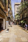 España, Barcelona, Sant Pere, zona peatonal con tiendas durante el día - foto de stock