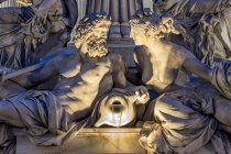 Austria, Viena, detalle de la fuente iluminada frente al edificio del parlamento - foto de stock