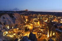 Turquie, Anatolie orientale, Cappadoce, Goereme, Cheminées de fées au parc national de Goereme en soirée, Uchisar en arrière-plan — Photo de stock