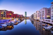 Germania, Assia, Francoforte, Westhafen illuminato la sera — Foto stock