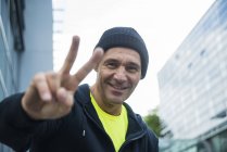 Ritratto di uomo maturo sicuro all'aperto — Foto stock