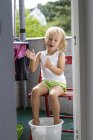 Ragazza che prende il pediluvio sul balcone — Foto stock
