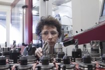 Жіночий технік, які працюють в майстерні металообробки — стокове фото