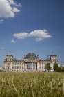 Germania, Berlino, Berlino-Tiergarten, Reichstag building, surface level — Foto stock
