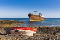 Іспанія, Канарські острови, Лансароте, Arrecife, Пунта Chica, корабель крах Telamon старих дерев'яних човнах — стокове фото