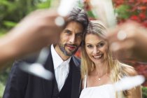 Felice sposa e sposo in giardino insieme — Foto stock
