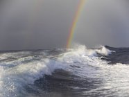 Caribe, Martinica, Ondas y arco iris sobre el océano - foto de stock