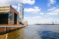 Germania, Amburgo, Porto di Amburgo, Edificio per uffici moderno sul fiume Elba — Foto stock