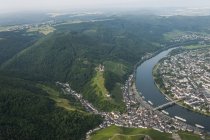 Германия, Рейнланд-Пфальц, вид с воздуха на Бернкастель-Кус с рекой Мозель — стоковое фото