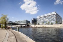Germania, Berlino, Veduta dell'edificio della conferenza stampa del governo tedesco e del fiume Spree — Foto stock