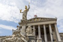 Austria, Vienna, veduta dell'edificio del parlamento con statua della dea Pallade Atena in primo piano — Foto stock
