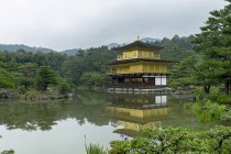 Japón, Kioto, Kinkaku-ji, Kinkaku, Pabellón de oro y estanque — Stock Photo