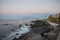 Іспанія, Канарські острови, Тенеріфе, Плая-де-Сан-Хуан на повний місяць — стокове фото