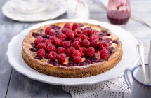 Cheesecake with fresh raspberries — Stock Photo
