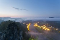Alemanha, Saxônia, Elba Montanhas de arenito, vista de Bastei a Rathen no rio Elba — Fotografia de Stock
