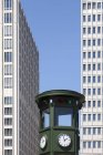 Alemanha, Berlim, vista para o semáforo reconstruído e fachadas de edifícios altos na Praça Potsdam, vista parcial — Fotografia de Stock