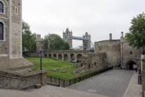 Great Britain, England, London, Tower of London, White Tower, Lanthorn Tower, Wakefield Tower and Bloody Tower, in the background Tower Bridge — Stock Photo