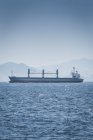 Іспанія Андалусії Tarifa, Гібралтарську протоку, вантажні судна над водою — стокове фото