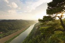 Alemanha, Saxônia, Elba Montanhas de arenito, vista para Wartturm e Elbe River — Fotografia de Stock