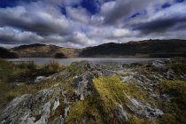 Großbritannien, Schottland, Landschaft mit bewölktem Himmel über dem Wasser — Stockfoto